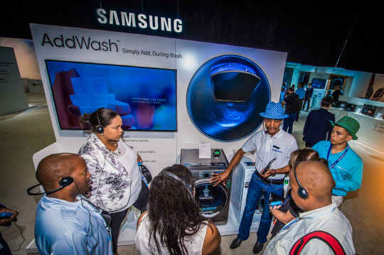 삼성전자가 지난 24일(현지시간) 남아프리카공화국 케이프타운에서 아프리카 포럼을 개최했다. 남아프리카공화국 케이프타운에서 열린 삼성 아프리카 포럼에서 삼성전자 관계자가  현지 거래선 관계자들에게 애드워시를 소개하고 있다. <삼성전자 제공>